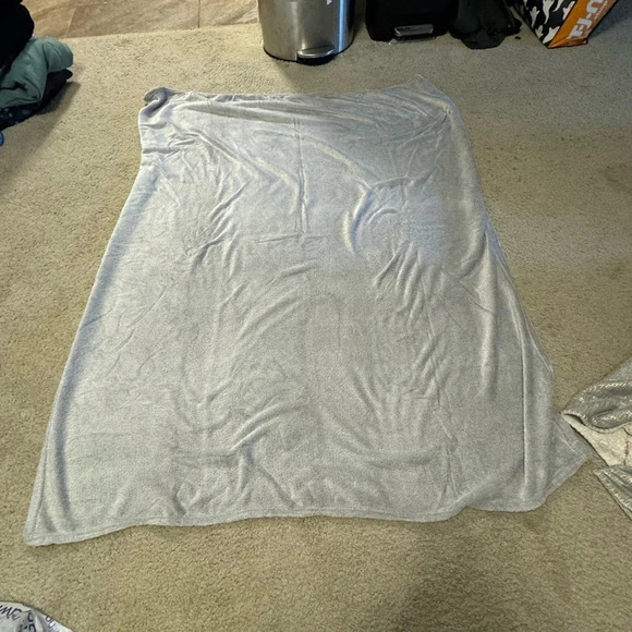 Grey fuzzy blanket - Picture 2 of 3